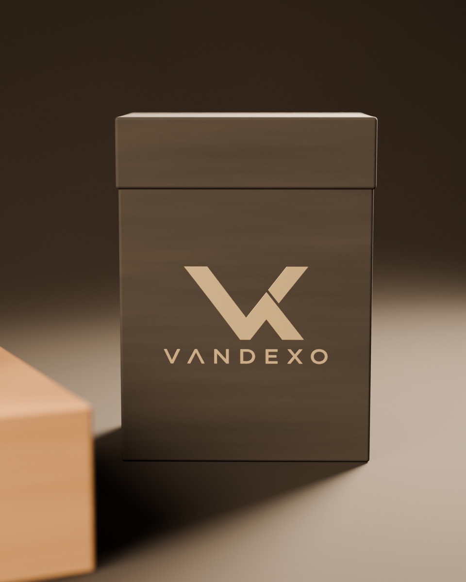 Detalle de una caja de cartón carbón con tapa y el logotipo de VanDEXO en champaña.
